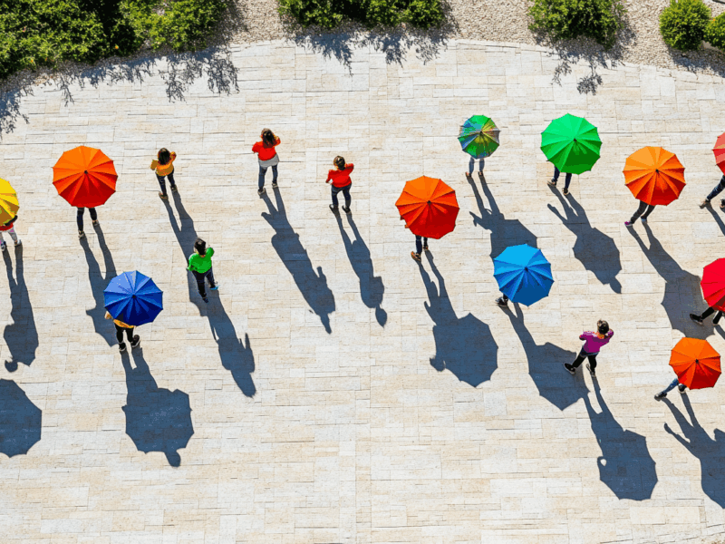 Collaborateur partageant ses compétences avec un bénévole d'association – bénévolat de compétences en entreprise